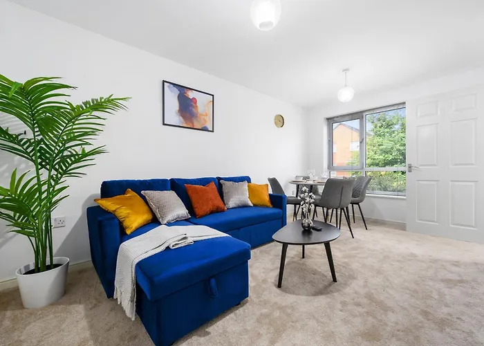 Superb Two Bedroom House Close To Etihad & Coop Live - Private & Free Parking