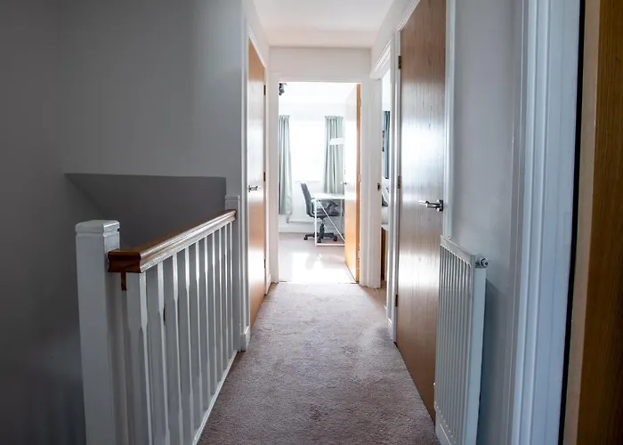 Modern Home Near Etihad, Coop Live